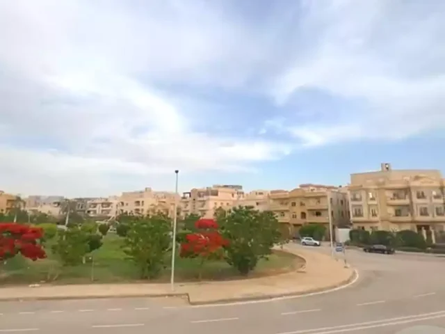 شقه للبيع في ارقي مناطق التجمع الخامس في النرجس ٦ ڤيلات في شارع طارق بن زياد . شركة المؤيد