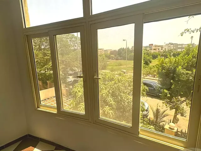 شقه مميزه للايجار فى الحى التانى فيو جاردن في شارع 26 . شركة المؤيد