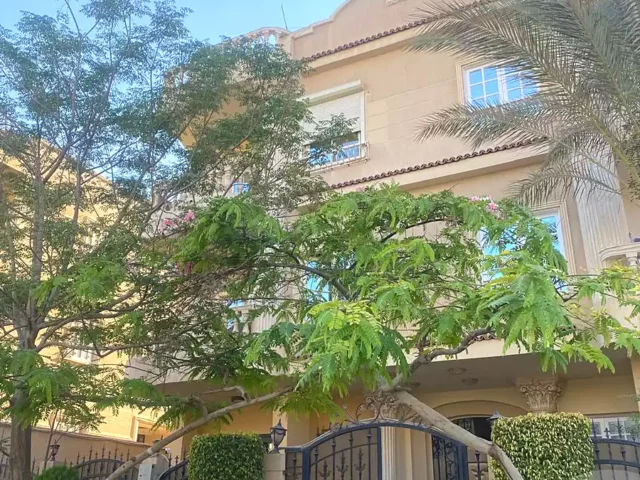 شقة للايجار إدارى أو سكنى مساحه ١٨٠ متر سوبر لوكس للإيجار منطقة الأحياء الحي الثانى التجمع الخامس في شارع 66 . شركة المؤيد