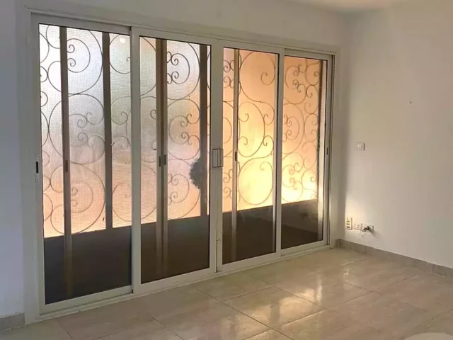 شقة للبيع في الرحاب دور ارضي بحديقة موقع مميز في المرحلة الرابعه في شارع محمد فريد . شركة المؤيد